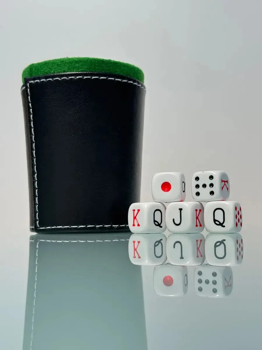 Copo liso com 5 dados pretos redondos (copo) e brancos (dados)