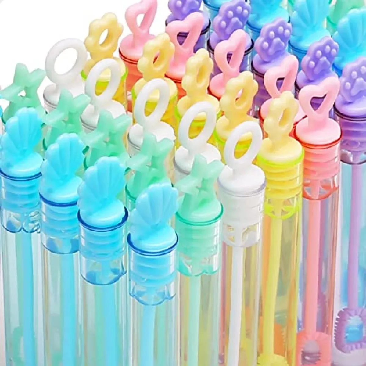 Pacote com 30 mini varinhas de bolhas de sabão (6 modelos, 6 cores), lembrancinhas para festas, sacolinhas surpresa para crianças, ótimos brinquedos de verão para uso interno e externo.