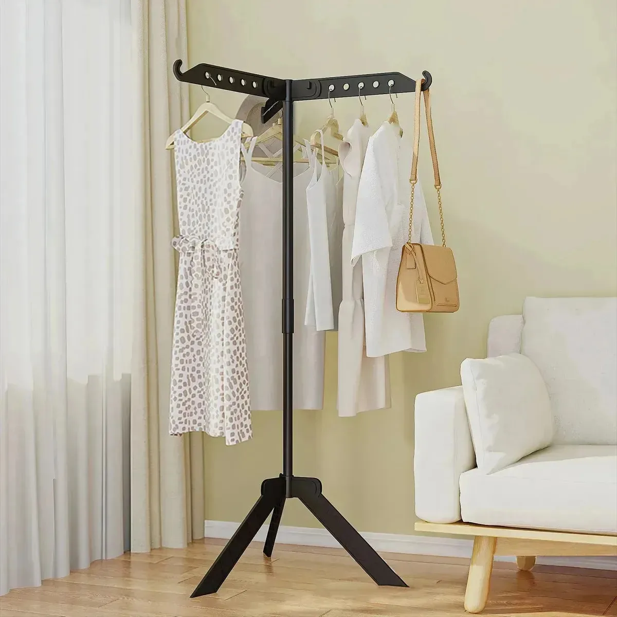 Cabideiro giratório com tripé, ideal para pendurar roupas e bolsas - preto