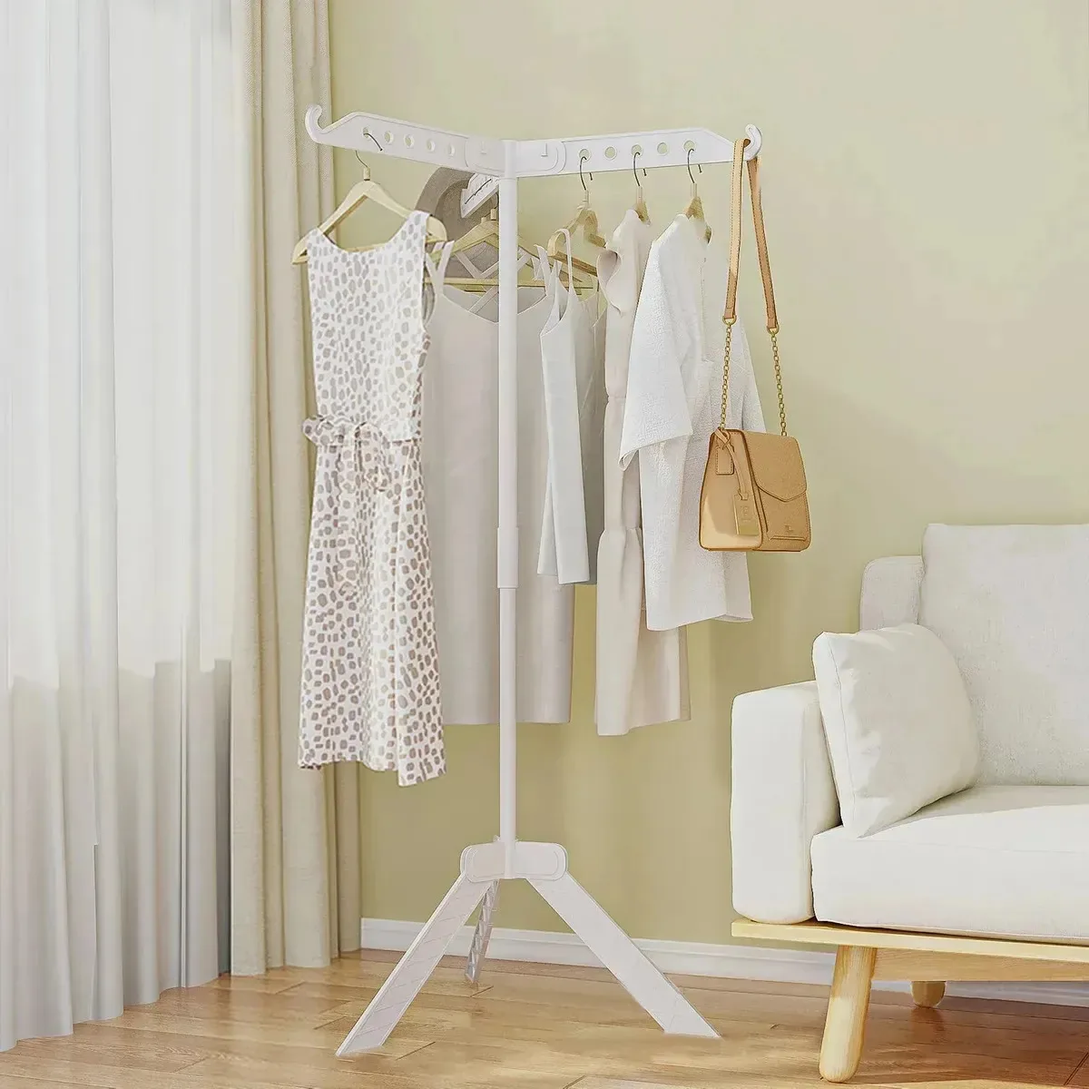Cabideiro giratório com tripé, ideal para pendurar roupas e bolsas - branco