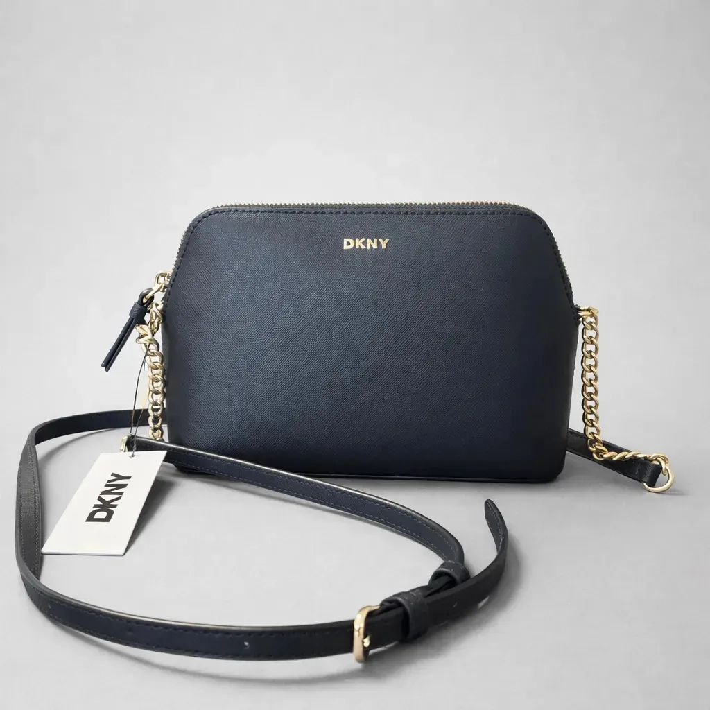 Bolsa preta Dkny Bryant Dome para mulheres com alças e ferragens douradas