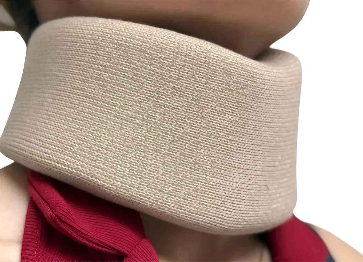 Colar cervical macio bege tamanho grande para adultos e crianças