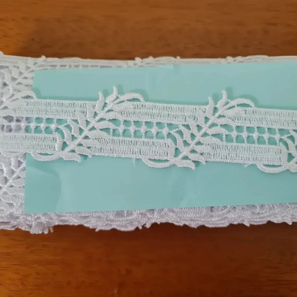 Renda Guipir Estreita Bordada Rolo 13,7mts Yl614 Branco