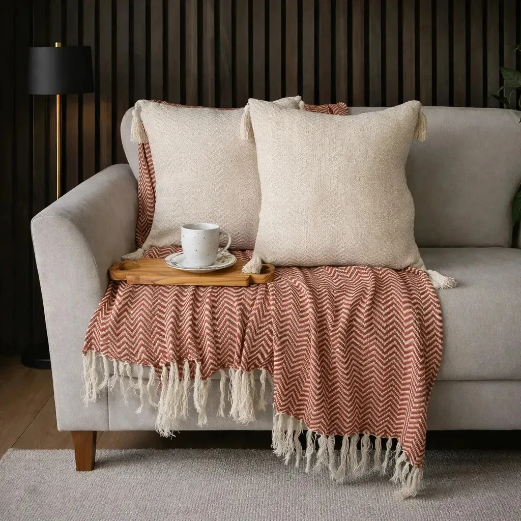 Kit Manta Sofa Escama Luxo + 2 Capa Almofada Boho Pompom Terracota Kit Misto