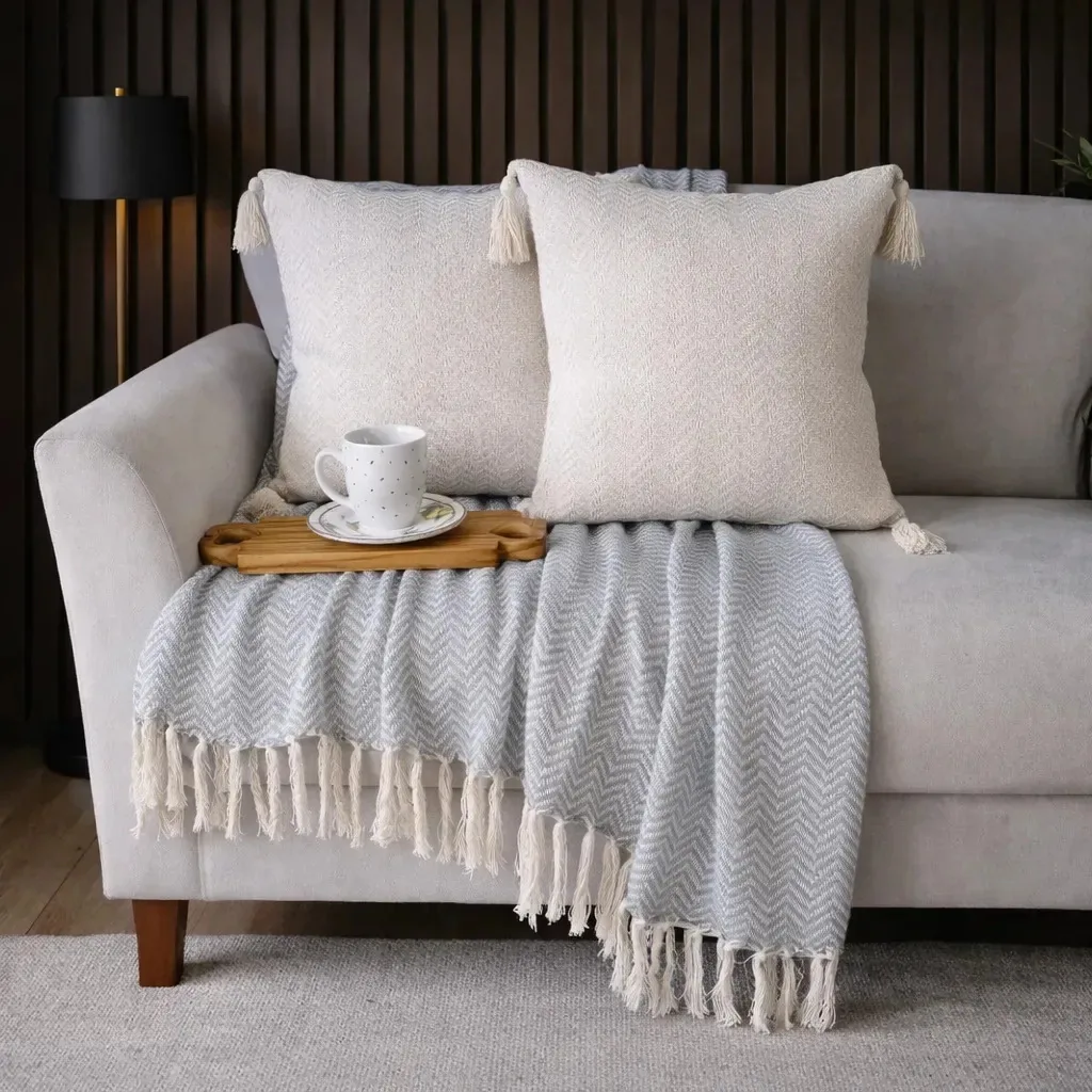 Kit Manta Sofa Escama Luxo + 2 Capa Almofada Boho Pompom Cinza Prata Kit Misto