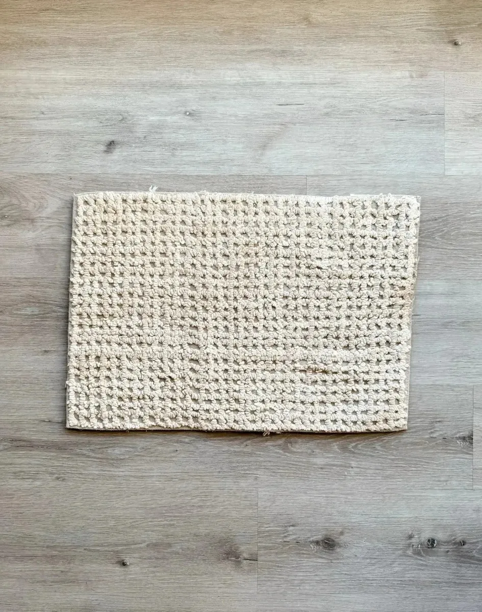 Tapete de algodão com pequenos quadrados feito com nós 60 cm 40 cm natural