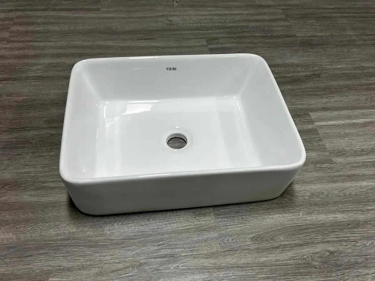 Pia de banheiro branca brilhante limpa