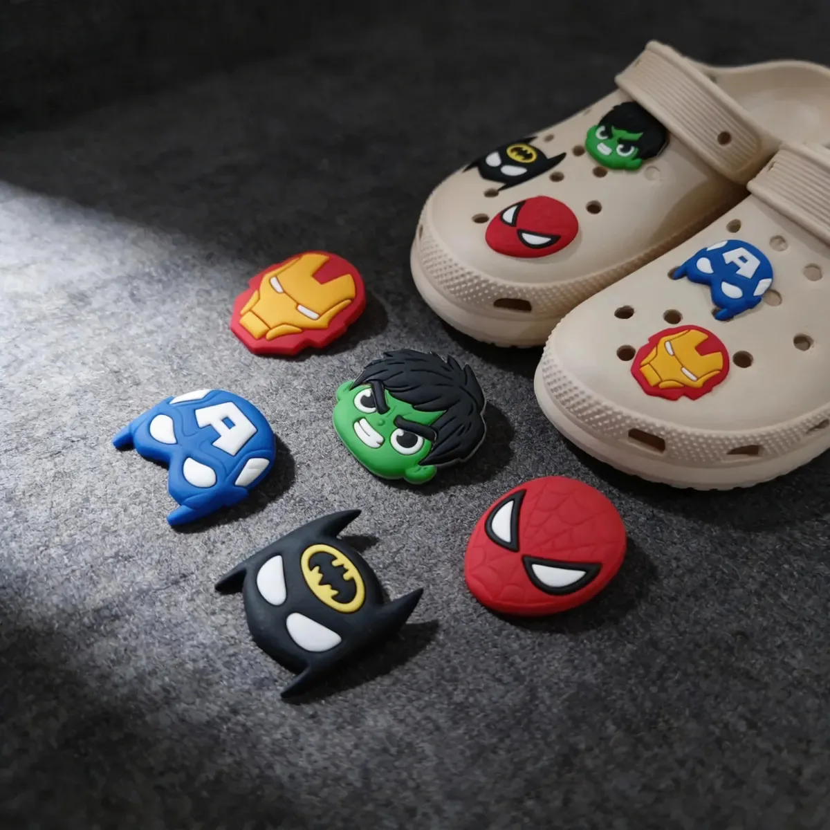 Kit Bottons Pins Super Heróis P/ Calçados Babuches Clog Moda Colorido Heróis