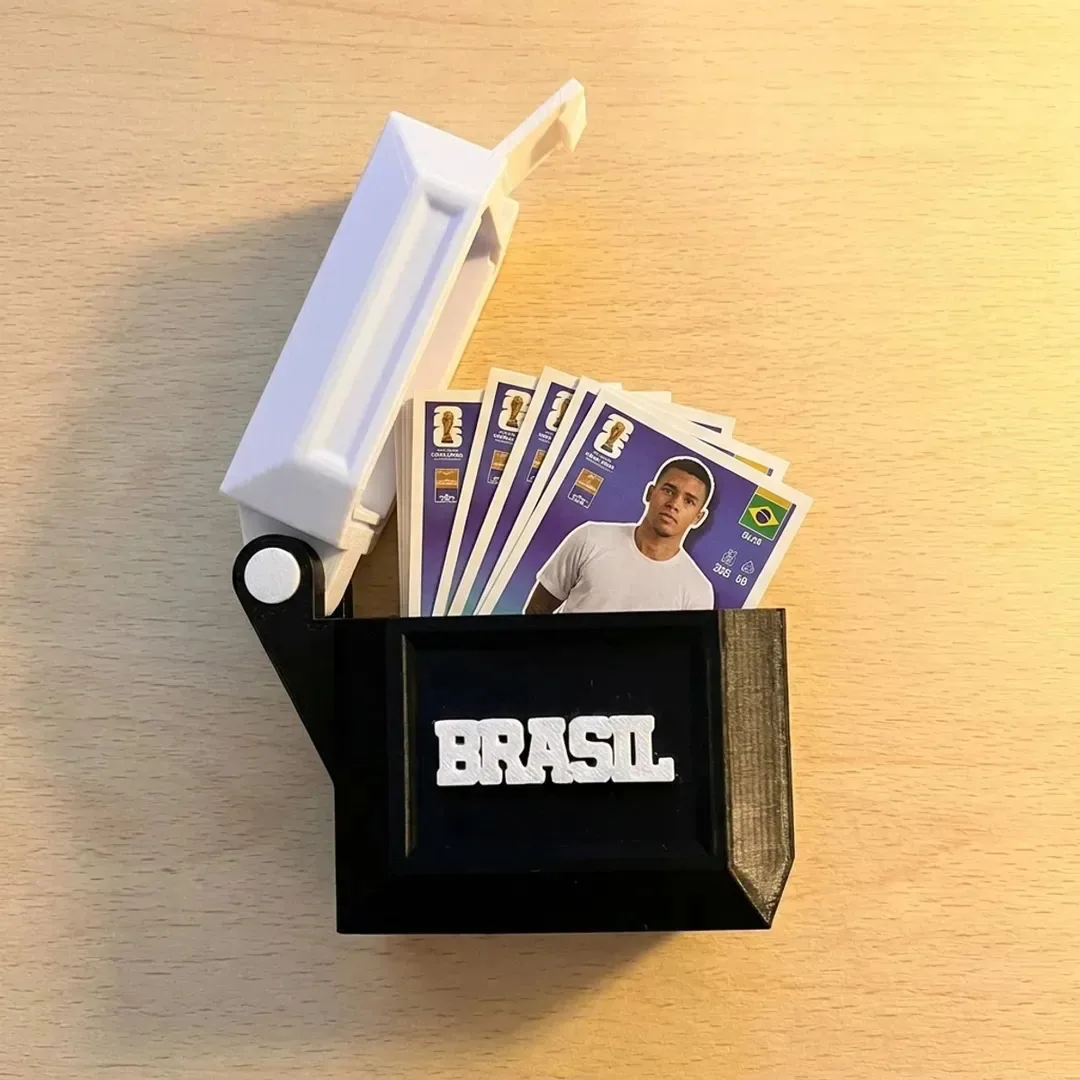 Porta Figurinhas Coleção Copa 2026 Caixa Compacta Para Bolso Brasil Preto E Branco