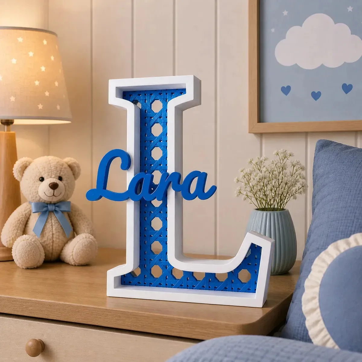 Enfeite Nome Infantil Letra Inicial Vazada Fundo Renda 17xcm Azul