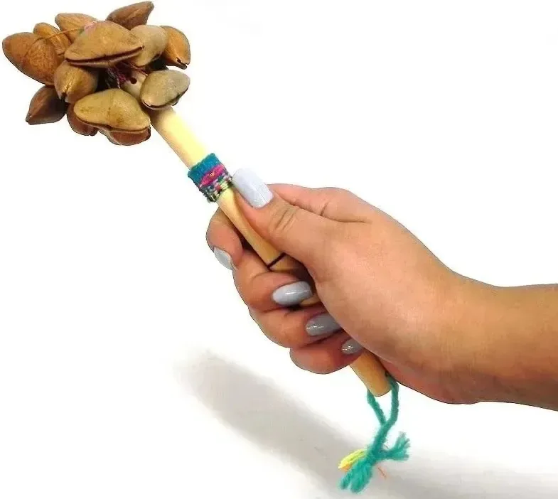 Maracas de sementes peruanas com cabo de madeira multicolorido
