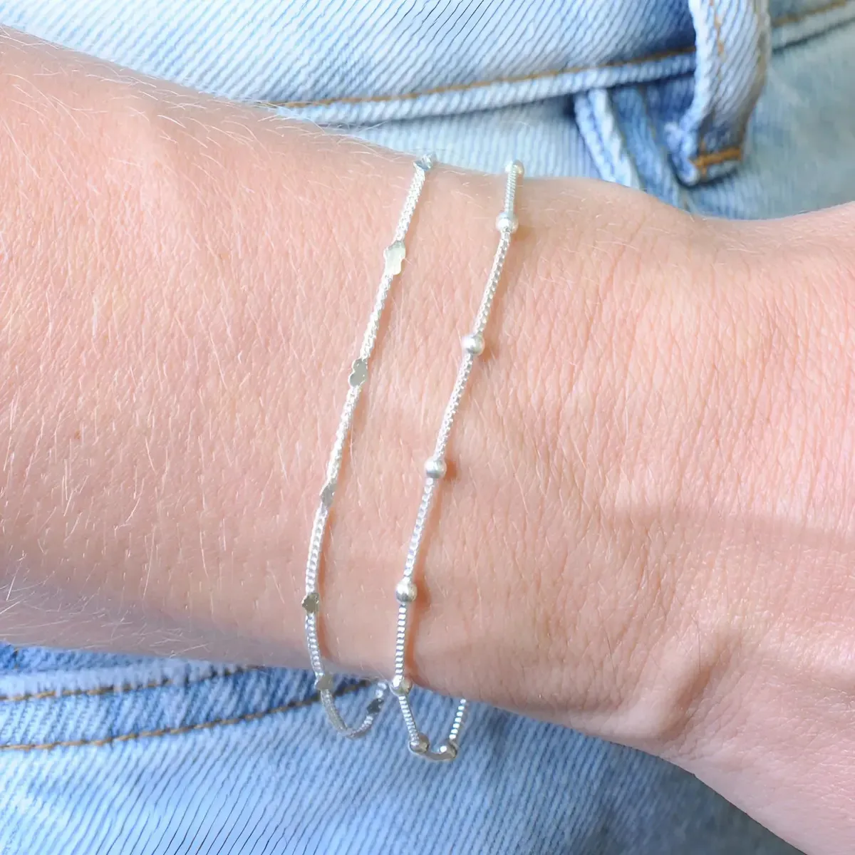 Kit 02 Pulseiras Bolinha E Detalhe Coração Banhadas A Prata