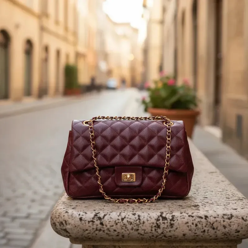 Bolsa Transversal Matelassê de Couro Bovino Feminina Vinho com Alça Dourada