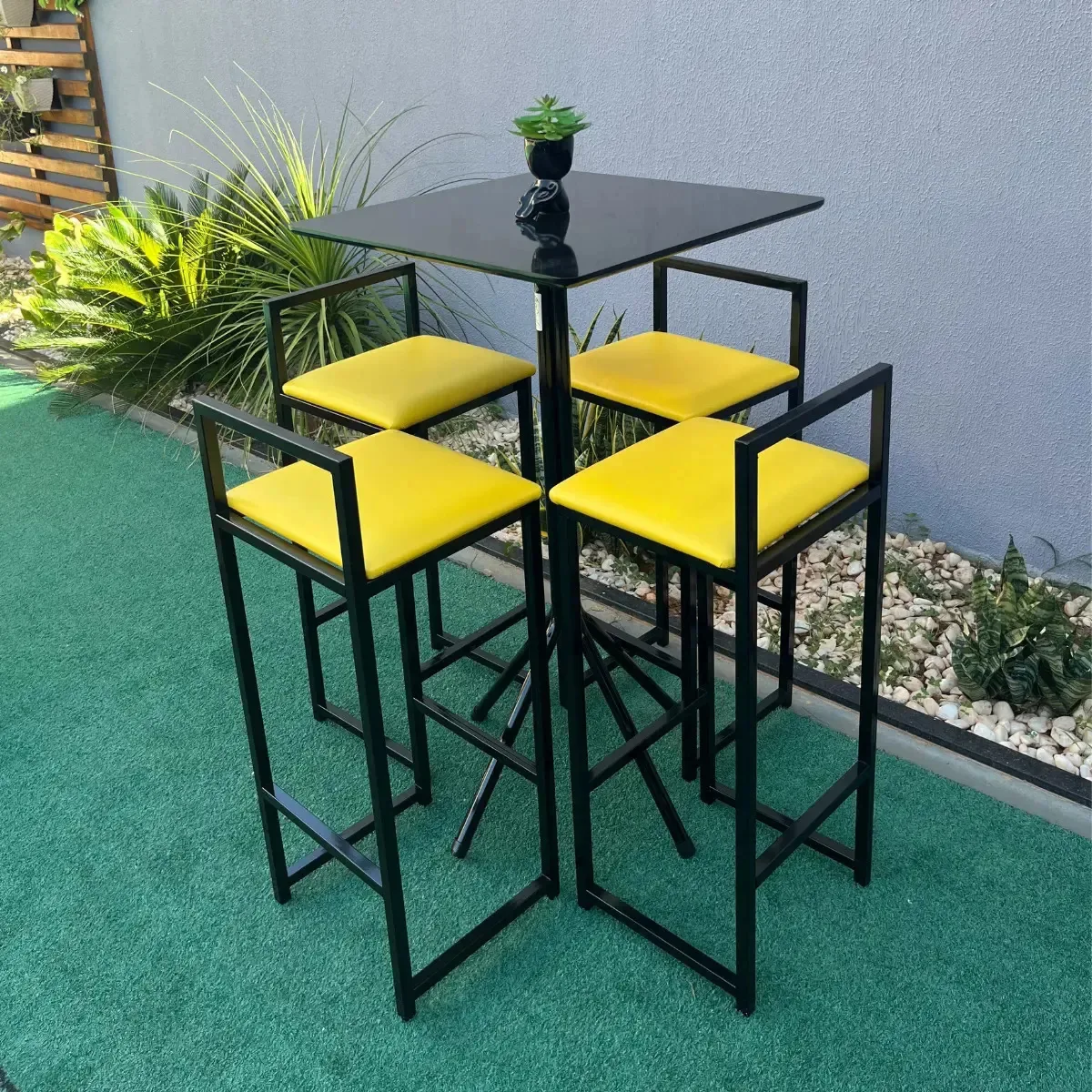 Kit Bistrô Com 4 Banquetas Altas Área De Lazer Eventos Cafés Acabamento da estrutura Q.A.MD1 Assento Amarelo
