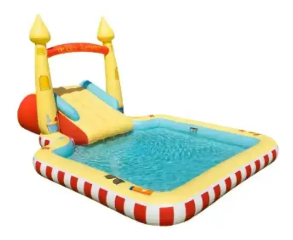 Membros marcam piscina inflável com toboágua