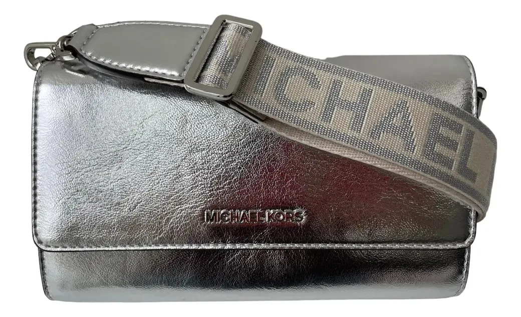 Carteira tiracolo Michael Kors JETSETWALLSILVER, design suave em couro prateado e ferragens prateadas