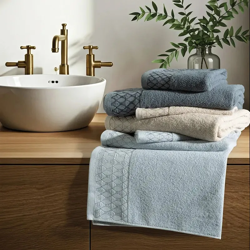 Conjunto de toalhas e toalhas absorventes premium 100% algodão — Acabamento em azul claro — Lisa