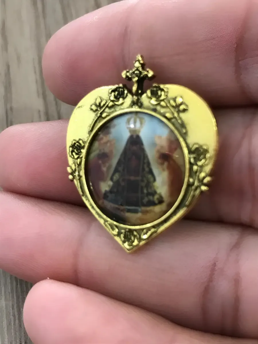 Broche Religioso Nossa Senhora Aparecida Dourado Coração 25mm