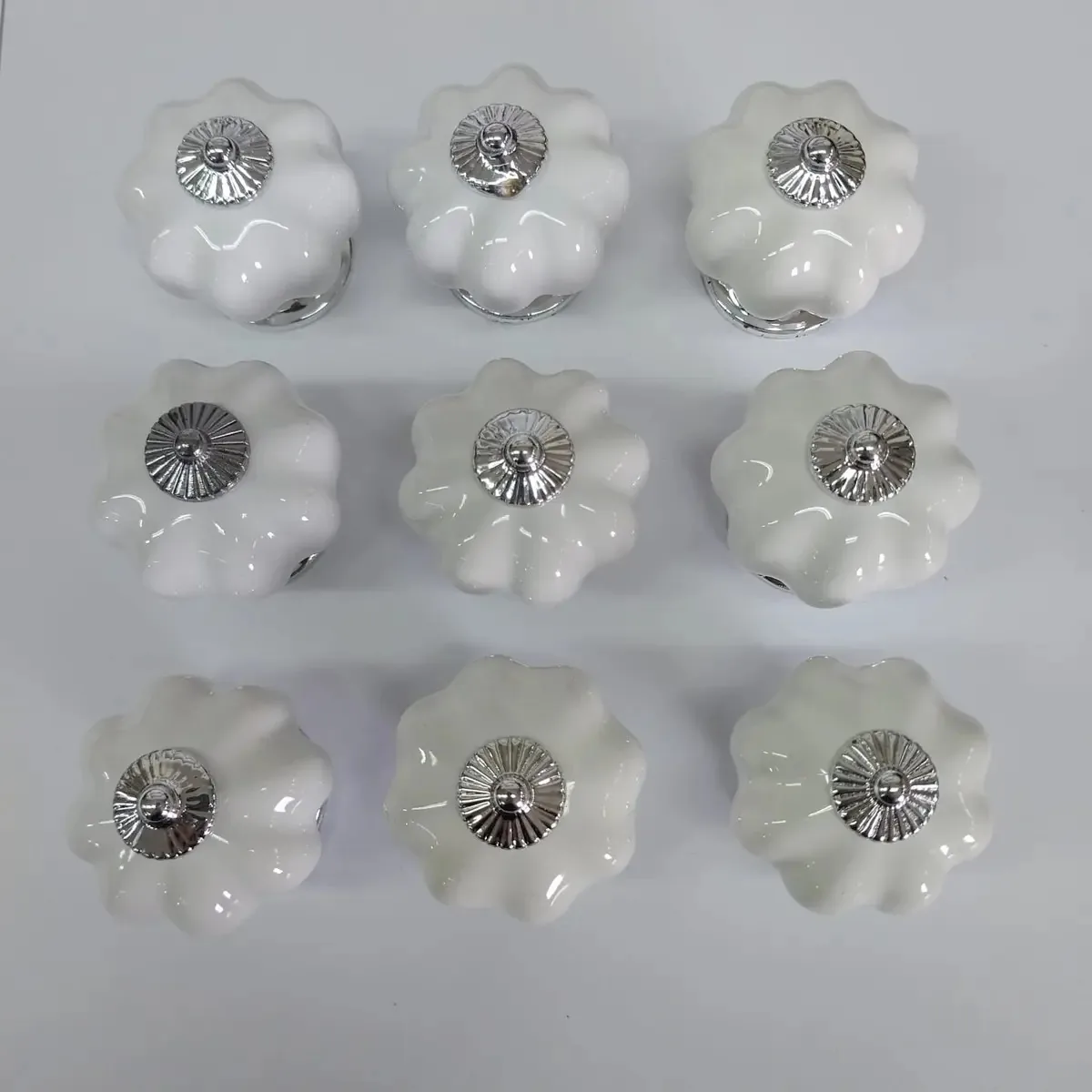 10 Puxador Abobora Porcelana Gaveta Com Pequenas Falhas Cor C1013 - Branco E Cromado