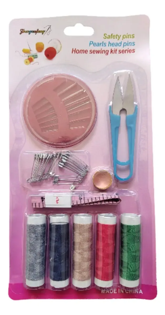 Conjunto de costura clássico completo: fios, agulhas, tesouras, fitas