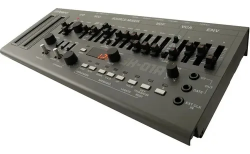 Sintetizador analógico e polifônico clássico Roland SH-01a