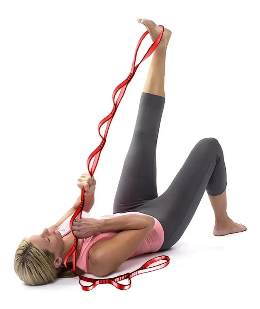 A faixa elástica de ioga e pilates melhora seus exercícios. Cor vermelha