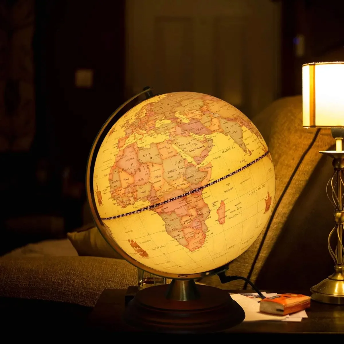 Globo iluminado antigo com base de madeira