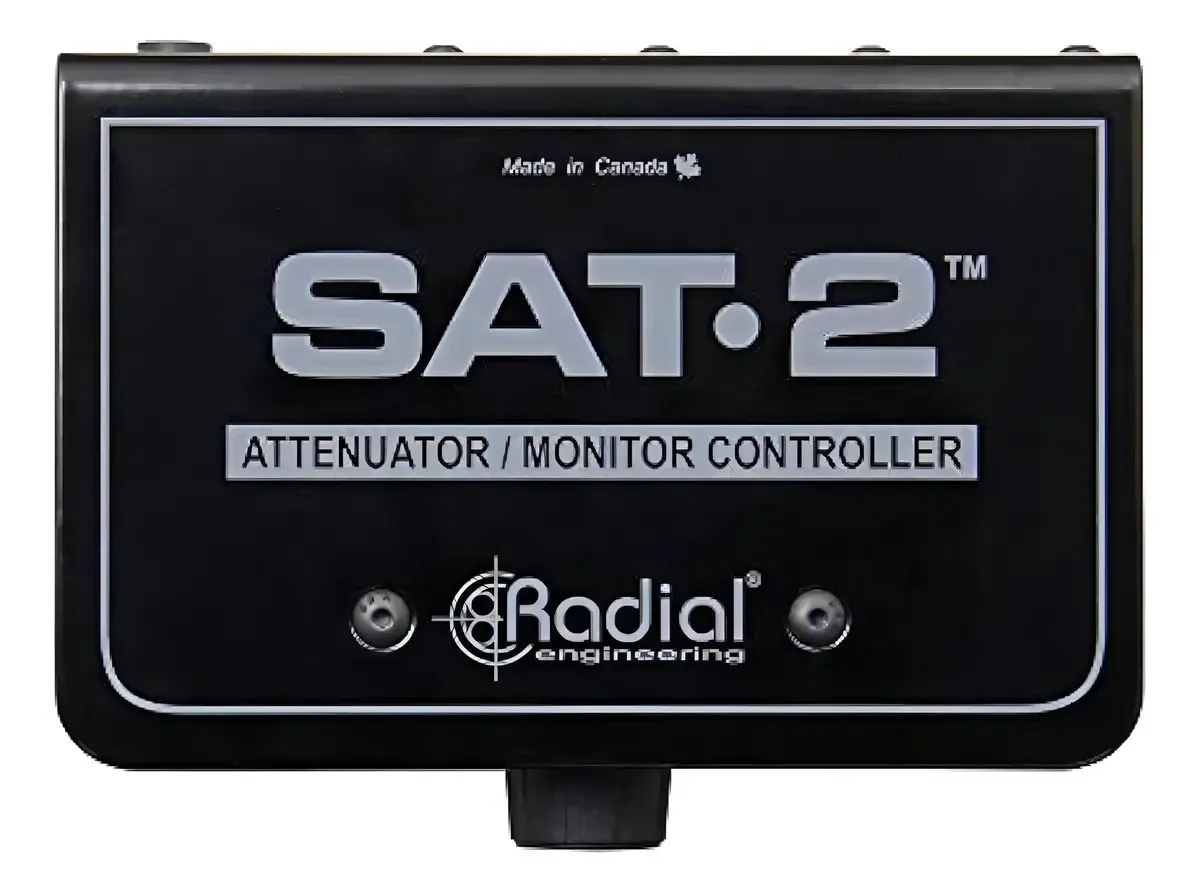 Controlador de monitor com atenuador de áudio estéreo radial