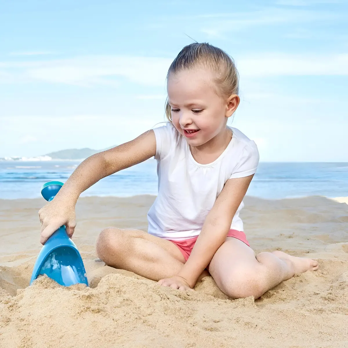 Brinquedo de praia com escavadeira e pá de aspersão Hape E4050