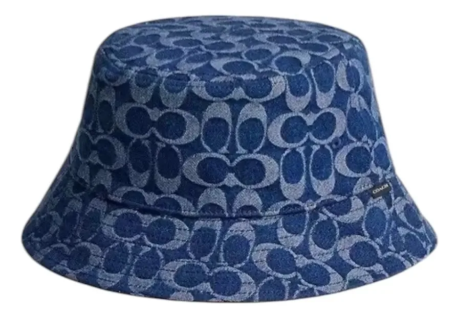Assinatura Coach Monogram e novo chapéu jeans exclusivo