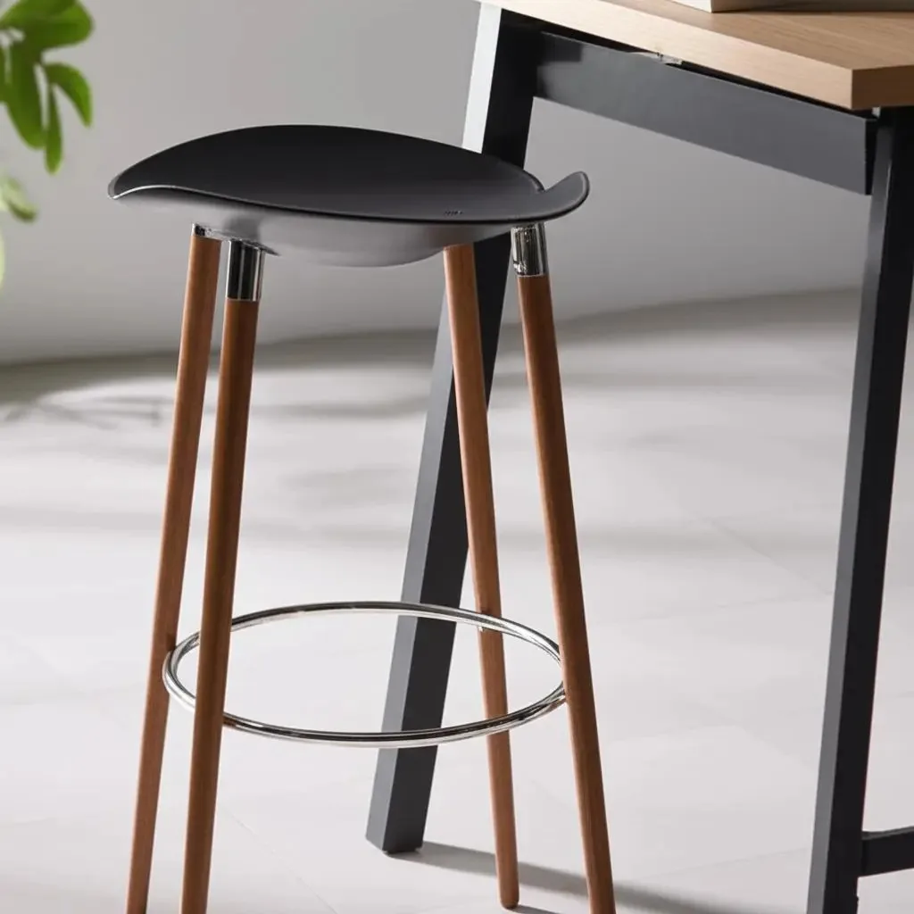 Banqueta de café da manhã Woods High - Barra de plástico cromado - Milo - Acabamento da moldura: madeira, cor: preto