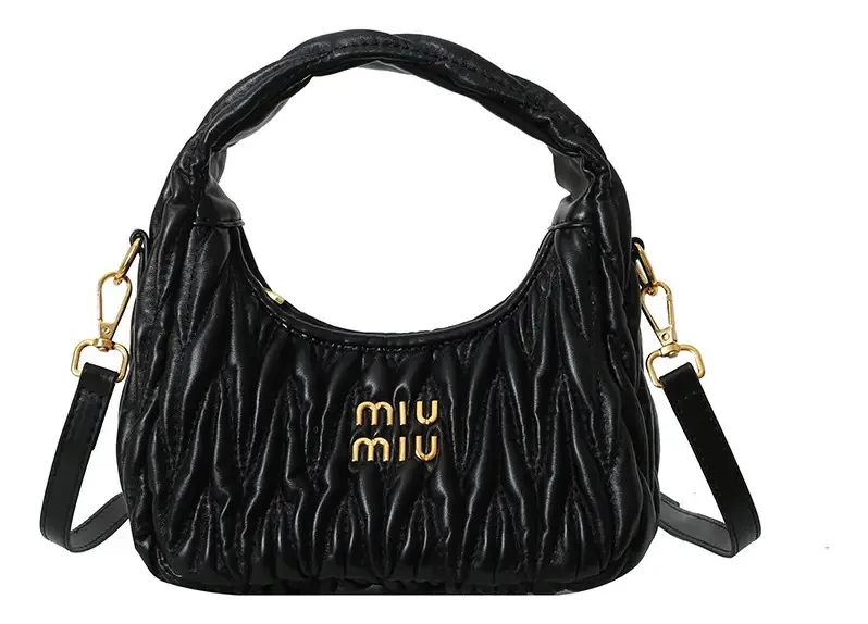 Bolsa de ombro plissada de ombro único para mulheres Miu Hardware Finish, cor dourada, alça de ombro preta, design de tecido preto, listrado
