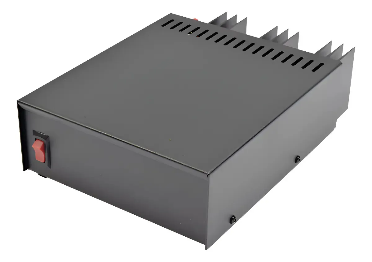 Saídas de alimentação linear reguladas: 13,8VDC, 11a Astron