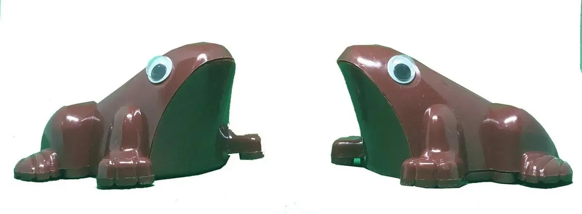 Apontador metálico, figura de sapo
