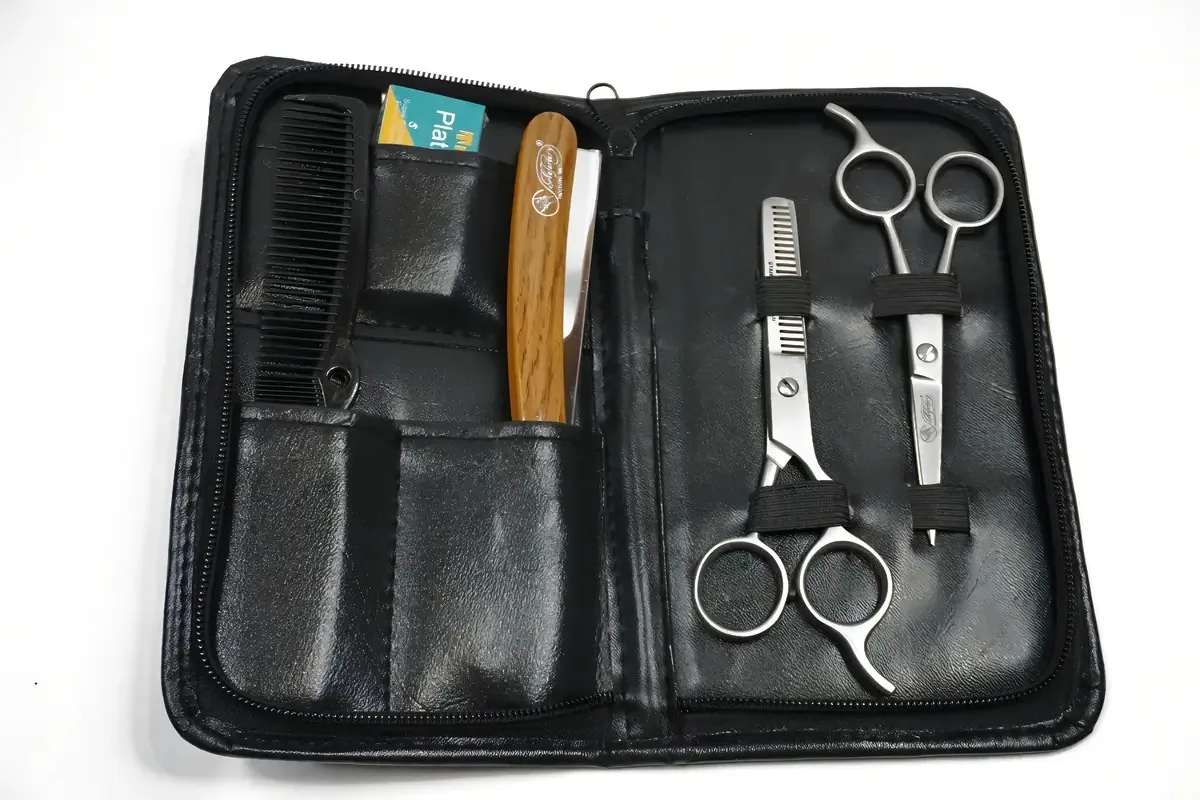 Conjunto de barbeiro. Tesouras de corte e porta-facas.