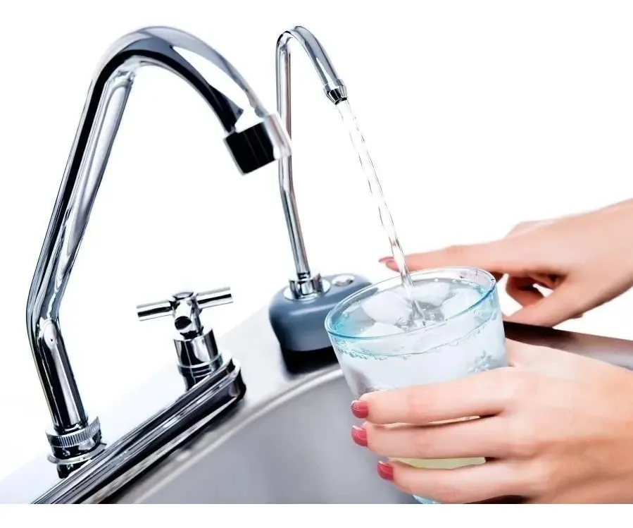 Dispensador de água cinza com torneira