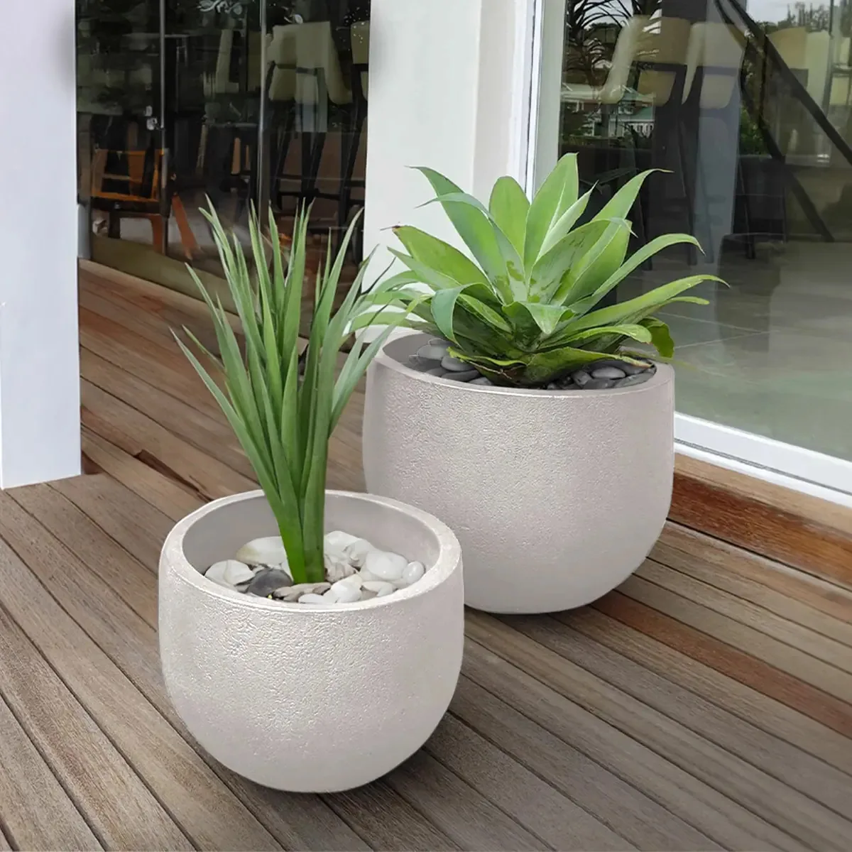 Conjunto de vasos modernos Duo de 2 peças (35 e 23 cm de altura) para exterior, branco, material antigo, polietileno ultraleve, Artego Japi, fabricado no Brasil