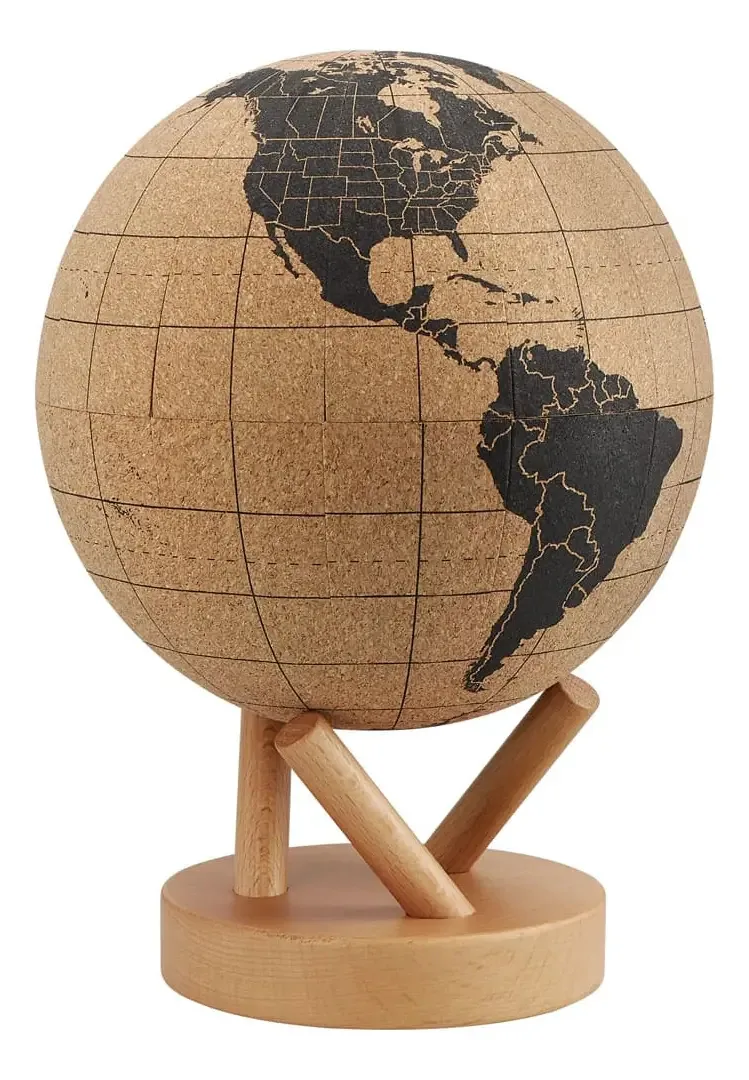 Mapa de globo de cortiça com base de madeira