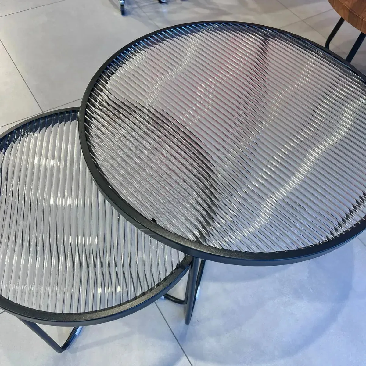 Conjunto de 2 mesas pretas de aço e vidro
