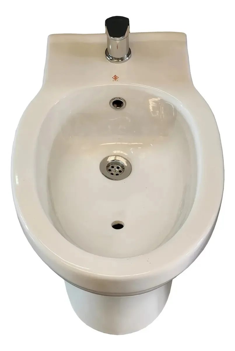 Banheiro clássico com bidê de laje branca de alavanca única