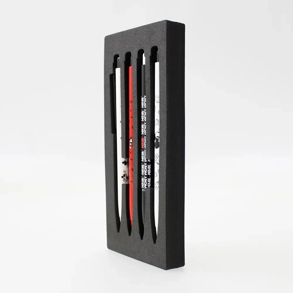 Caneta retrátil Disney Mickey Mouse. Conjunto de 4 peças de tinta gel, cor da tinta: preto, cor exterior: branco, preto e vermelho