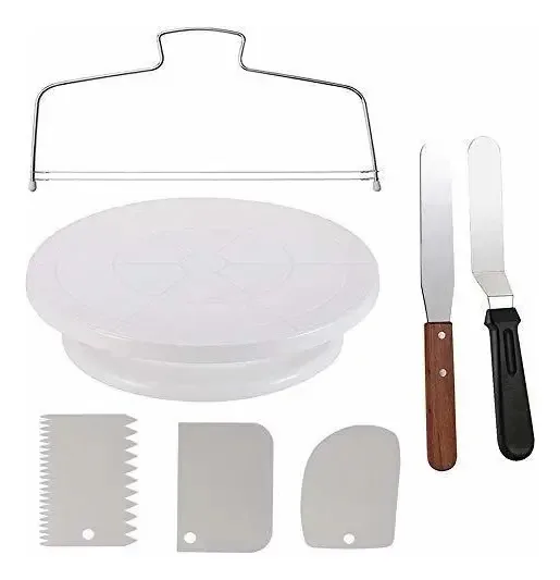 Suporte de bolo giratório branco e espátulas vidradas