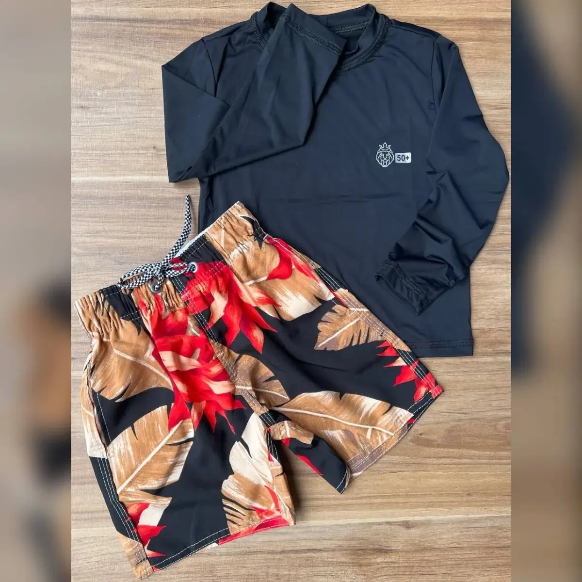 Conjunto Infantil Moda Praia Menino Proteção Solar Cor Preto florido Tamanho TAM.8