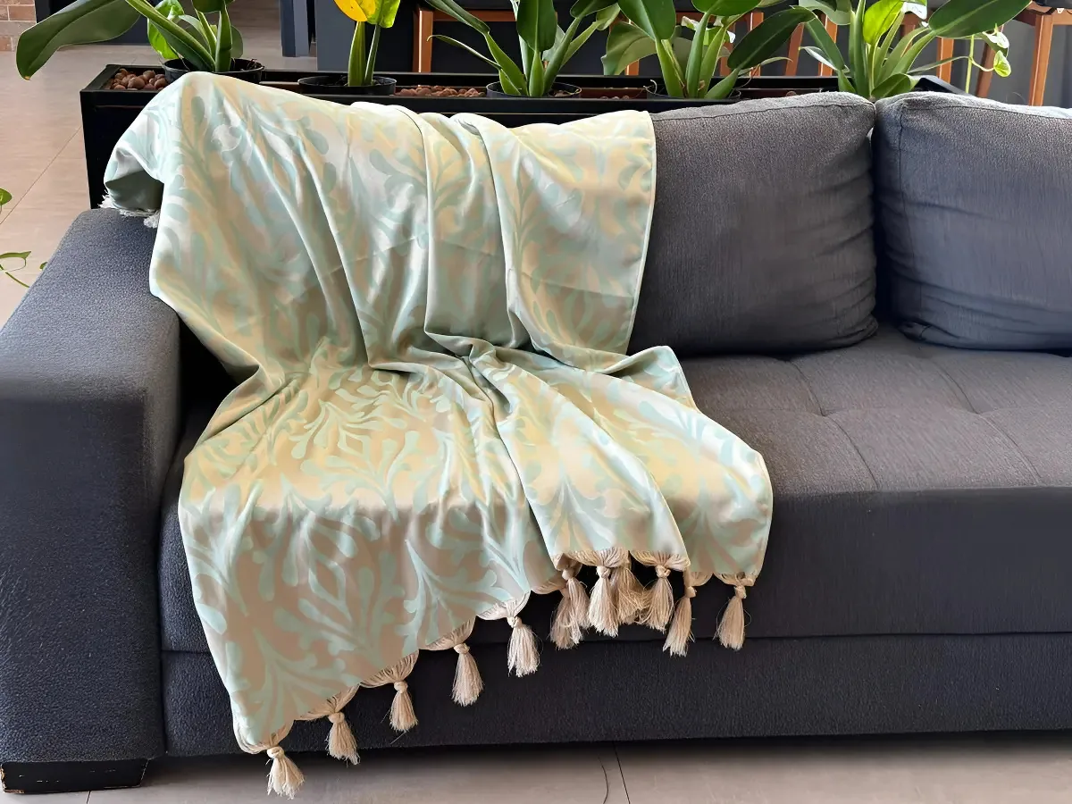 Xale Manta Sofá Jacquard Geometrico 2,50cmx2,80cm Desenho Verde-agua/dourado