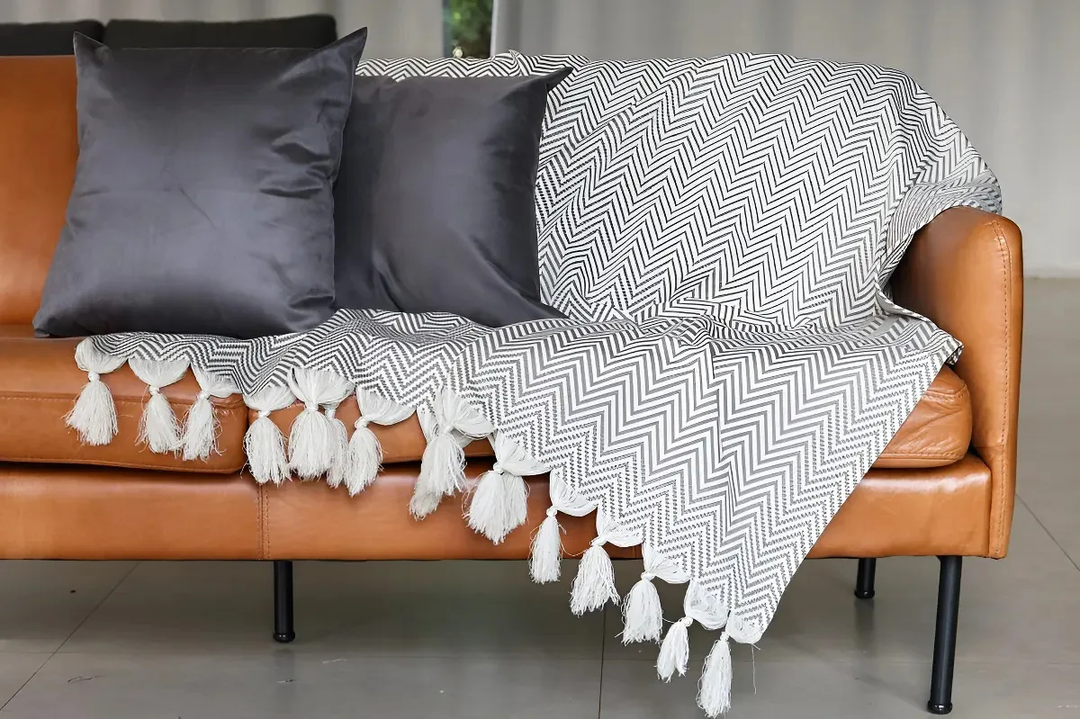 Xale Manta Sofá Jacquard Geometrico Bege 1,80mx1,40m Desenho Chevron Cinza