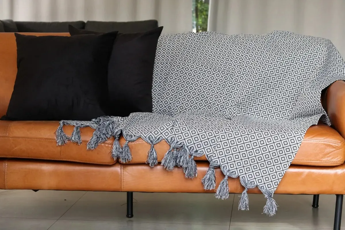Kit Mantas Decorame Preta Jacquard C/ Franjas 1,40x2,50m Para Sofá Poltrona