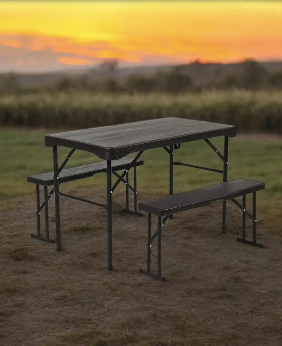 Mesa de acampamento de plástico dobrável com 2 bancos de mala