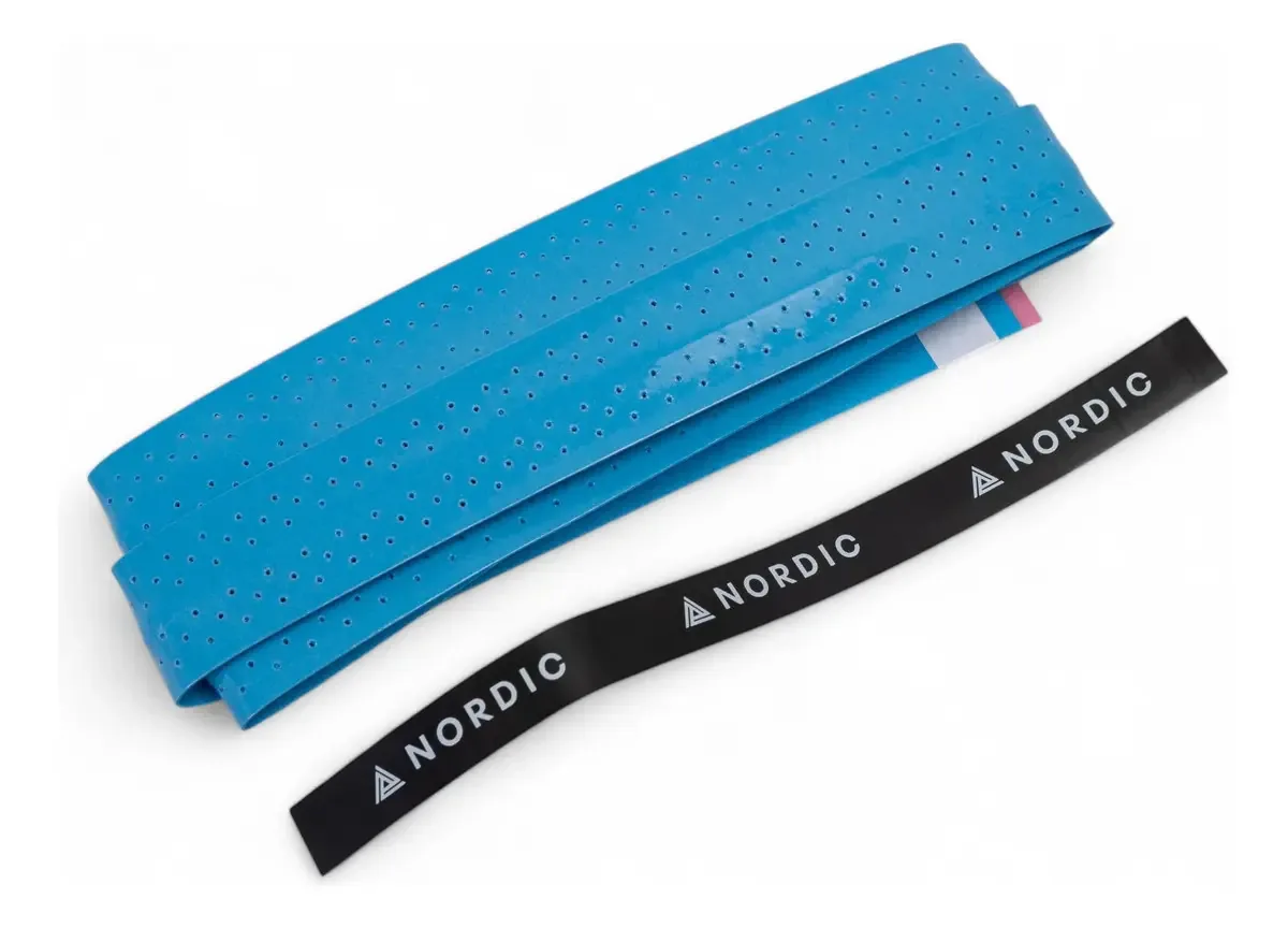 Capa perfurada Nordic Breeze com cor azul em relevo
