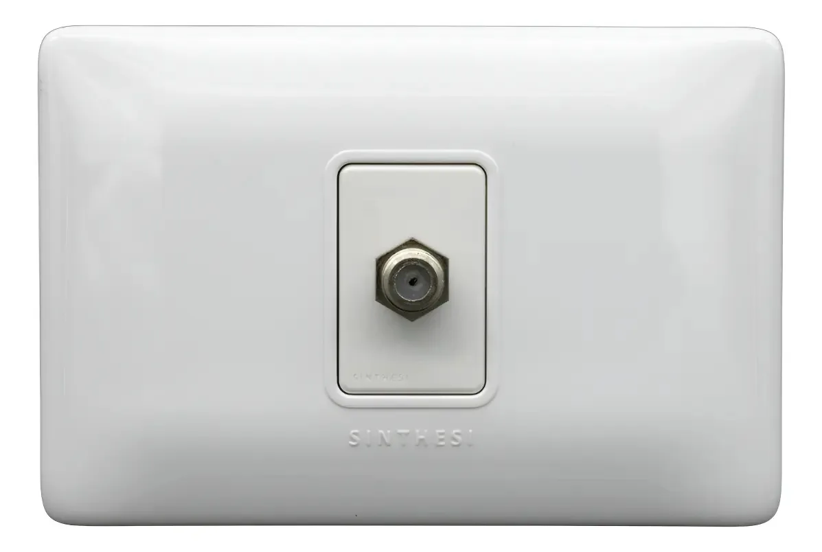 Soquete coaxial de TV via satélite branco Sinthesi S12. Feito no Chile