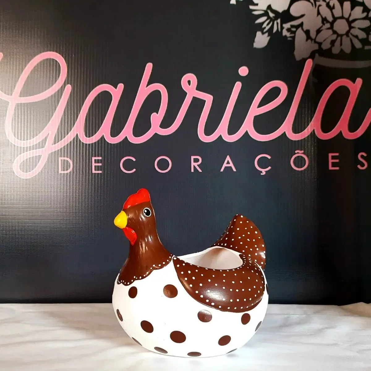 Porta Ovos Galinha Cerâmica RT Cor Branca e Marrom Capacidade 30 Ovos